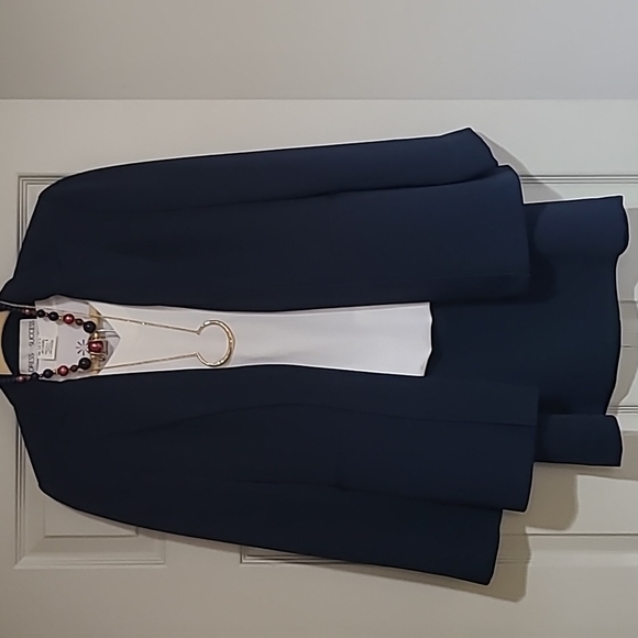 Navy Dress for Success 2 piece suit. Jacket/skirt. Size 6 fits a 4. - Picture 10 of 15